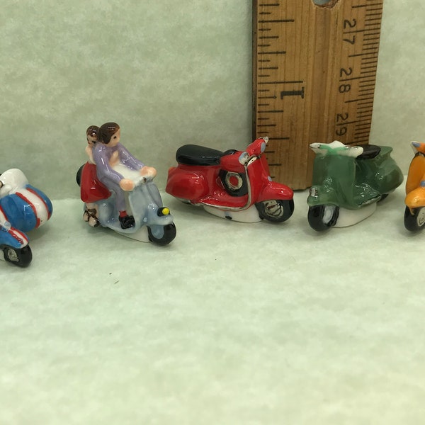 Roman Holiday Tiny Retro MOTOR SCOOTERS Scooter Vintage Italy Italian Vacation Rome  - French Feve Feves Figurines Dollhouse Miniature O1