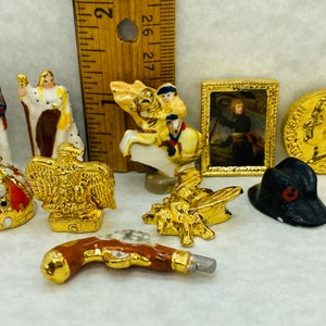 La storia dell'imperatore Napoleone Cappello Moneta Figure Revolver Dipinto Aquila Ape Battaglia di Waterloo - Francese Feve Feves Figurine W226