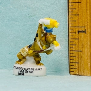 SCOOBY DOO Scoobydoo figurka Pies z kreskówki Kierownik stacji kolejowej Konduktor Francuska figurka porcelanowa Feve Miniatury domków dla lalek TT28