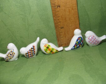 ZOETE zangvogels patroon vleugels winterkoninkje mees zangvogels - handgeschilderd - Franse Feve Feves Dollhouse Miniatures Figurine TT5