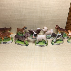 RAZZE DI CANI Setter Retriever Boxer Bulldog Terrier Cani - Piccola statuetta francese Feve in porcellana dipinta a mano Feves in miniatura per casa delle bambole J35