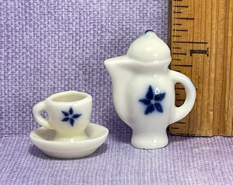 Theepot en kop en schotel Waterkan Koffiepot Creamer Blauw bruiloft China bloemen Franse Feve Feve beeldjes Poppenhuis miniatuur Q258
