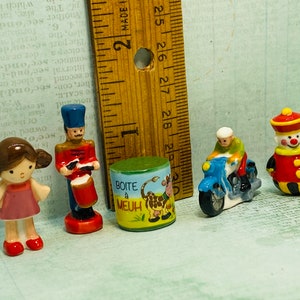 Tiny RETRO TOYS Dolly Toy Soldier Moo Noisemaker Motorcyclist Clown Nursery Playroom Porcelain French Feve Feves Dollhouse Miniatures TT27