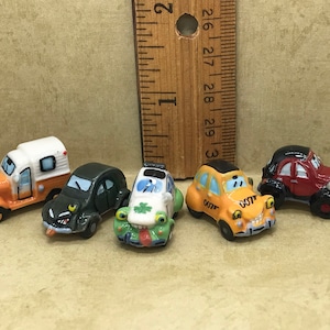 WYPRZEDAŻ Tiny VW Beetle Bug Bugs Cartoon Cars Citroen 2CV with Faces French Feve Feves Dollhouse Miniatures Miniatures Car Auto GG88