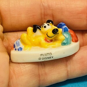 PLUTO Disneya leżący w świątecznych prezentach Prezent Celebracja Święta Vintage French Feve Feves Figurki Domek dla lalek Miniatura V143