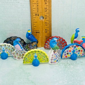 Tiny PEACOCKS Exotic BIRDS Indian Peafowl bird zoo Couple Male Female Peahen  French Feve Feves Figurines Miniatures QQ2