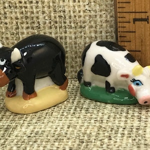 Maleńka Krowa i Byk Para Kreskówek Bydło Byki Krowy Zwierzęta Gospodarskie Obora - Francuski Feve Feves Figurka Miniatury Domków Dla Lalek A66