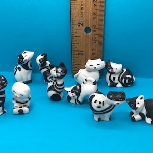 Czarno-białe SZCZĘŚLIWE KOTY Koty Grafika z kreskówek Kocięta Kociak Kociak Malowana ręcznie porcelana - Francuska Feve Feves Miniatura domku dla lalek RR92