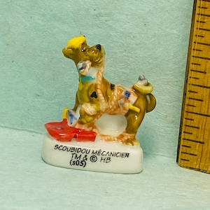 SCOOBY DOO Figurka Scoobydoo Pies z kreskówki Mechanik Pracownik budowlany Budowniczy Francuska porcelanowa figurka Feve Miniatury domków dla lalek TT28