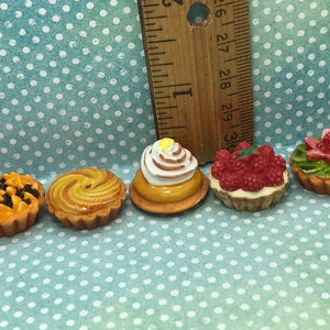 TORTE E TORTE Fancy Dessert Pasticceria Torta Crostata Torte Dolce Panetteria Cibo Prodotti da forno French Feve Feves Figurine di porcellana Miniature FF124