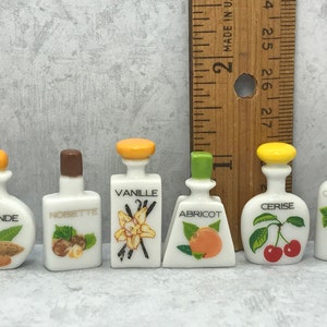 Pequeñas botellas de aromatizantes Licor, Licor Almendra Avellana Vainilla Albaricoque Cereza Cassis - Francés Feve Feves Figura Miniaturas para casas de muñecas SS64