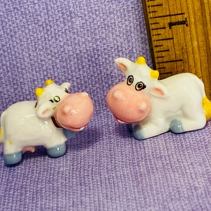 2 słodkie białe krowy bydło krowa cielę figurka z kreskówki francuski Feve Feves porcelanowe figurki ciasto królewskie miniatury domków dla lalek N37