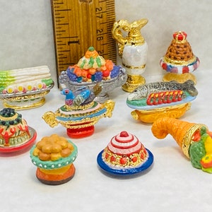 The KING&#39;S FEAST Fancy Party Food Plate Fish Lobster Cornucopia Centerpiece Dessert French Feve Feves Porcelain Dollhouse Miniatures  VV122