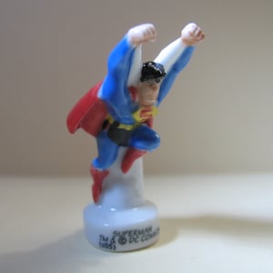 SUPERMAN Człowiek ze Stali VITNAGE DC Comics Cartoon French Feve Feves Porcelain Figurines King Cake Baby Dollhouse Charm Miniatures Mini E94