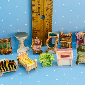 Winzige Vintage Möbel Tisch,Kommode, Sofa, Kleiderschrank, Stuhl, Tisch, Schreibtisch - Französische Feve Feves Puppenhaus Miniaturen J355