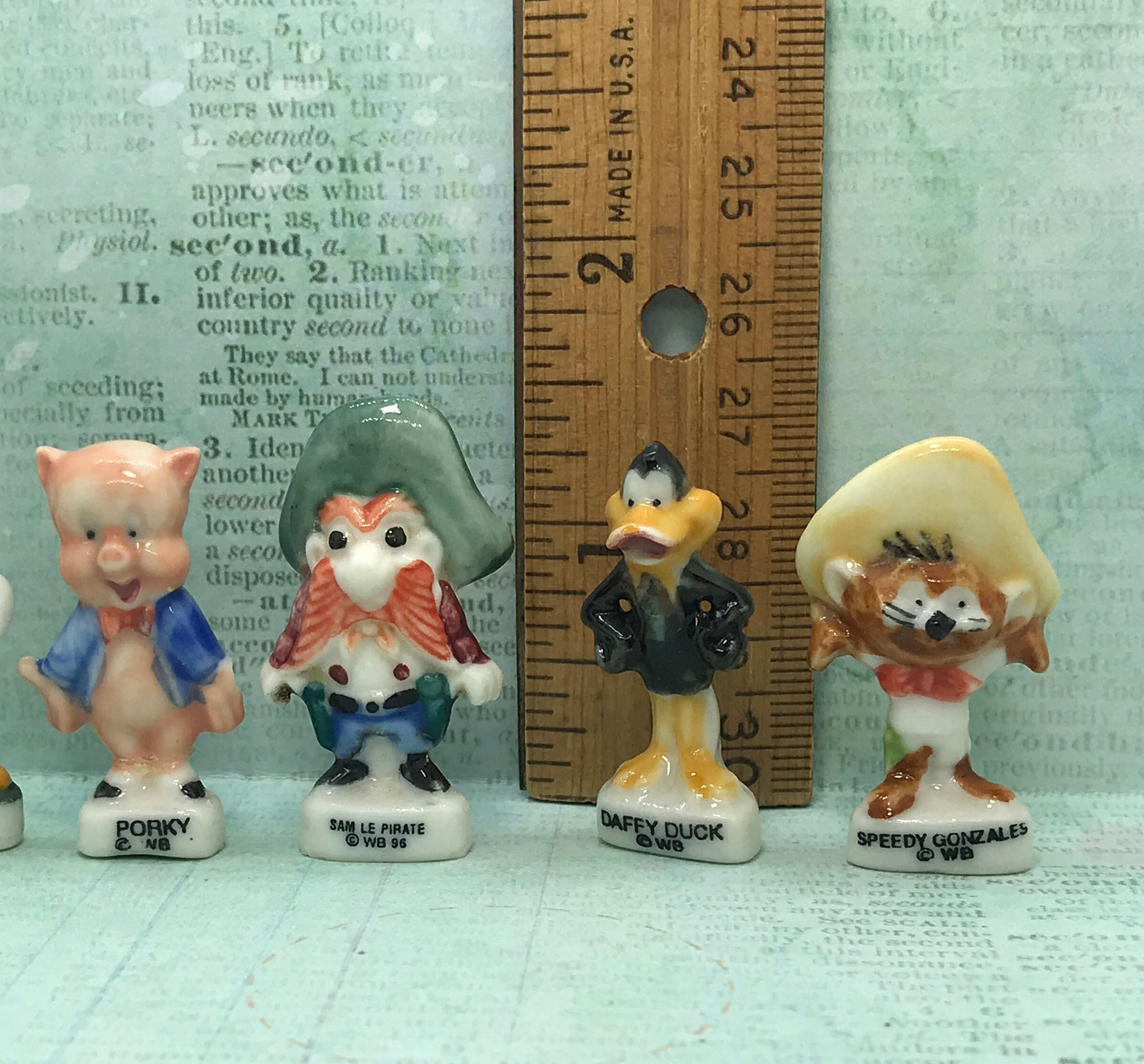 Porky Pig, Pato Lucas, Sam Yosemite, Speedy, Looney Tunes, Dibujos animados  WB - Miniaturas de porcelana para casas de muñecas de Feves PP92 - Etsy  México, image size:2411x2242