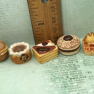 Malutkie Czekoladowe Ciastka Ciasta Wymyślne Desery Tort Ciasto Tarta - Francuski Feve Feves Figurki Miniatury Domków dla Lalek B22