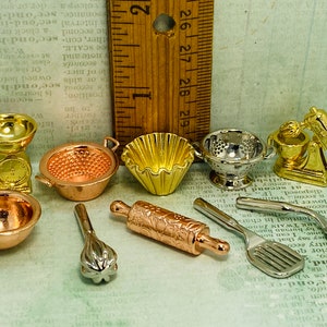 Tiny Metal Kitchen UTENSILS Baking Supplies Mixer Bowl Colander Rolling Pin Whisk Spoon French Feve Feves Figurine Dollhouse Miniatures Uu5