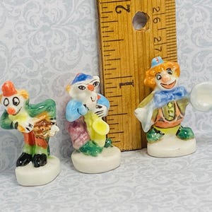 3 Clowns de cirque Clown musiciens Band peint à la main vintage Français fèves fèves porcelaine Figurines maison de poupée Miniatures chiffres Carnaval Y179