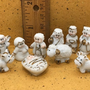 White & Gold NATIVITY Set Mary Joseph Jesus Wise Men 10 pcs Creche Santons Creche -  French Feve Feves Figurines Dollhouse Miniatures ZZ43