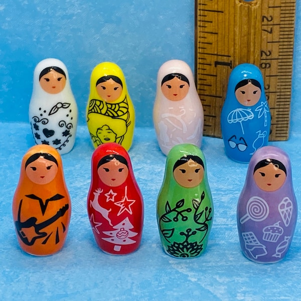 Decorato russo MATRYOSHKA Bambole di buona fortuna Bambola Russia Nesting - Francese Feve Feves Figurine di porcellana Miniature di case delle bambole MM146
