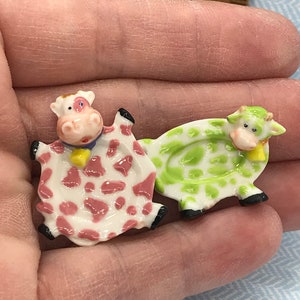 KRESKÓWKA Różowo-zielona KROWA Naczynia Talerz Półmisek Miska Dzbanek Kubek Śmietanka Krowy - Francuski Feve Feves Figurki Miniatury Domków dla Lalek C100