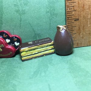 Kleine SCHOKOLADE Süßigkeit Pralinen Layer Kuchen Dessert Osterei Box - Französische Feve Feves Figuren Puppenhaus Miniaturen Figuren CC20