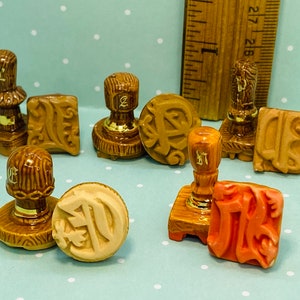 Petits timbres vintage de lettres de calligraphie des moines, presse d'imprimerie, alphabet, musée d'art - Fèves françaises, fèves, figurines miniatures de maison de poupée EE132 B