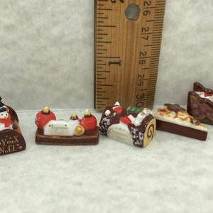 Pequenos troncos de Natal, bolos festivos, doces, sobremesas sofisticadas, bolos, confeitaria, sobremesas francesas, figuras de Feve Feves, miniaturas de casas de bonecas U1