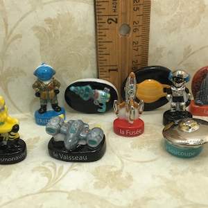 ESPACIO EXTERIOR Galaxia Cohete Astronauta Raygun Platillo Nave Robot 9 piezas - Figuras Feves de porcelana francesas Miniaturas para casas de muñecas N10