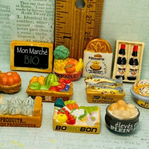 Marché de producteurs PANIERS Fourre-tout Nourriture Poisson Eggufs Fruits Légumes Pain au vin Gâteau de roi Fèves françaises Fèves Miniatures de maison de poupée en porcelaine R205