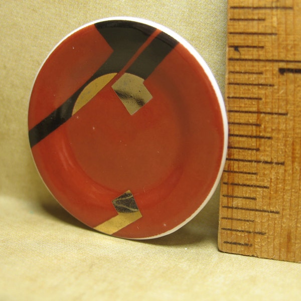 ASSIETTE plat poterie moderne du milieu du siècle miniature rouge grange foncé avec accents métalliques fèves françaises fèves figurines maison de poupée A80