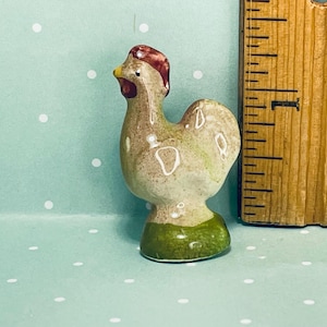 Malutki zabytkowy kurnik kogut beżowy kurczak farma ptak na podwórku ręcznie malowany porcelana maifruico francuskie figurki feves miniatury domków dla lalek wojna światowa 17