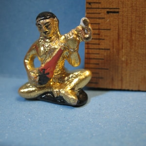 Winzige MUSIKER Indische Statue Hindu Indien Östliche Kunst Sitar Buddha - Französisch Feve Feves Figur Puppenhaus Miniatur T60