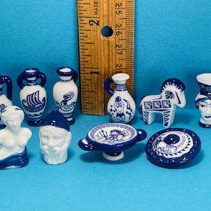 ANTICA CERAMICA GRECA Ulisse Odissea Vaso Blu e Bianco Ciotola Scudo Cavallo di Troia Feves Francesi Mini Miniature per Casa delle Bambole RR4