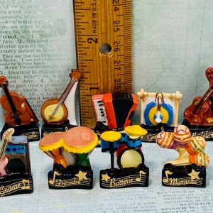 Tiny Musical Instruments: Violin Gong Accordion Djembe Drums Banjo Ukulele Guitar Maracas French Feve Feves Figure Dollhouse Miniatures O62