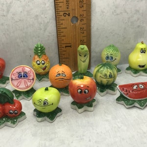 Piccole figure di frutta in porcellana, cartoni animati, 12 pezzi, vintage, dipinte a mano, francesi, miniature per case delle bambole, mini cibo da cucina H84