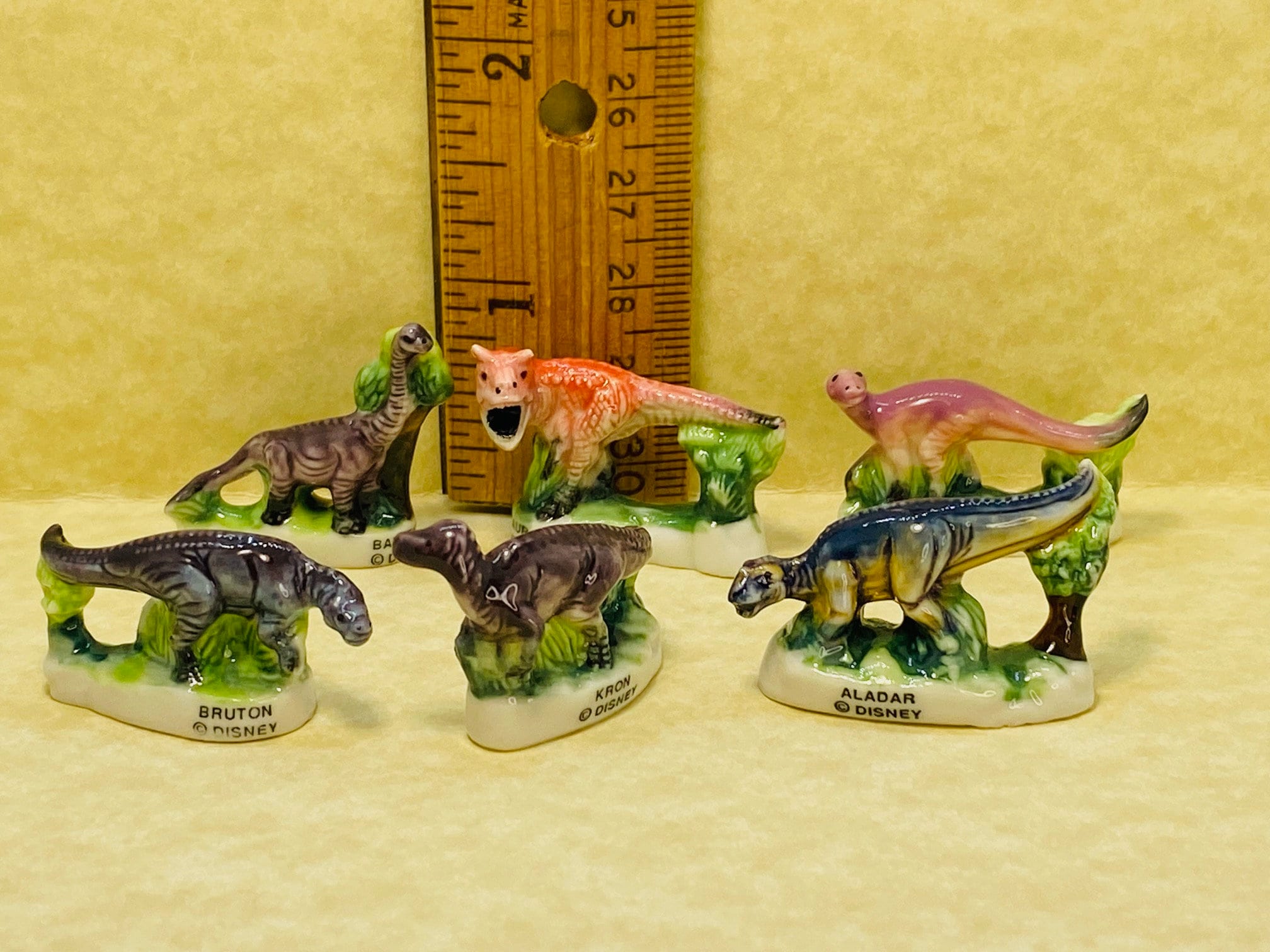 イグアノドン　A&B 　2個セット　国立博物館　恐竜フィギュア　金属製 イグアノドン A&B 2個セット 国立博物館 恐竜フィギュア 金属製