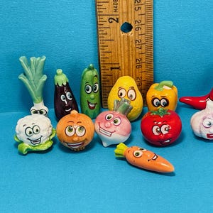 Tiny Veggie People Warzywa Kreskówkowe Pomidory Dynia Bakłażan Marchewka 12 szt. Warzywa Francuskie Feve Feves Figurki Miniatury Domków dla Lalek PP109