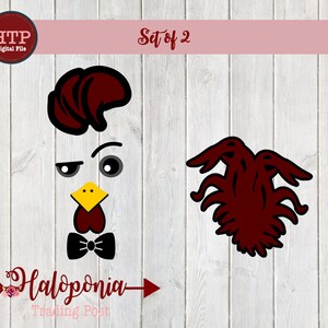 Può includere: Set di due disegni digitali di facce di gallo. Un disegno presenta una faccia di gallo con papillon nero, becco giallo e bargigli rossi. L'altro disegno è una cresta di gallo. Il testo "Set of 2" è in alto.