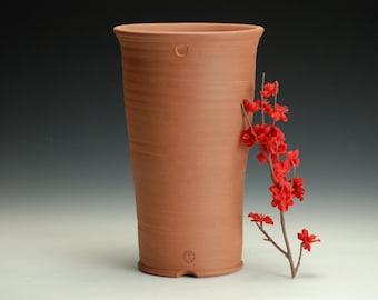 Duża, ręcznie robiona doniczka bonsai z terakoty w kształcie kaskady.