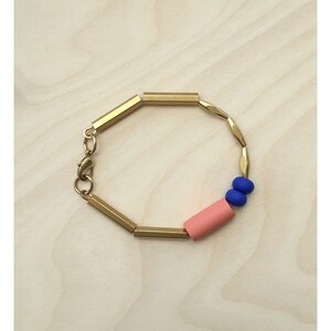Bracciale in ottone fatto a mano: perline in argilla polimerica color cobalto e salmone