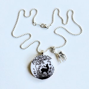 Bois cerf dans la forêt pendentif collier silhouette féerique noire blanc image 3