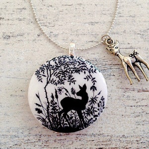 Bois cerf dans la forêt pendentif collier silhouette féerique noire blanc image 1