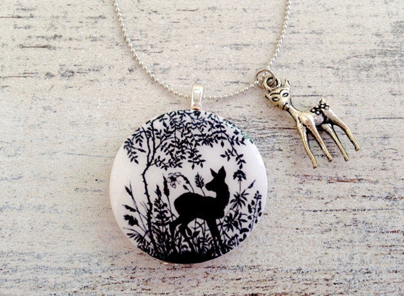 Bois cerf dans la forêt pendentif collier silhouette féerique noire blanc image 1