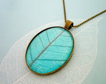 Collier de feuilles en laiton et grand verre turquoise