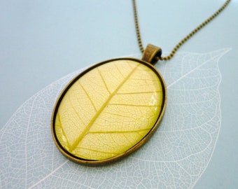 Collier de feuilles en laiton et grand verre jaune