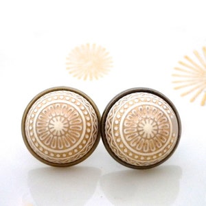 Puede incluir: Juego de tres tazas de cerámica con acabado mate moteado. Las tazas son grises, blancas y negras. Diseño sencillo y moderno, ideal para café o té.