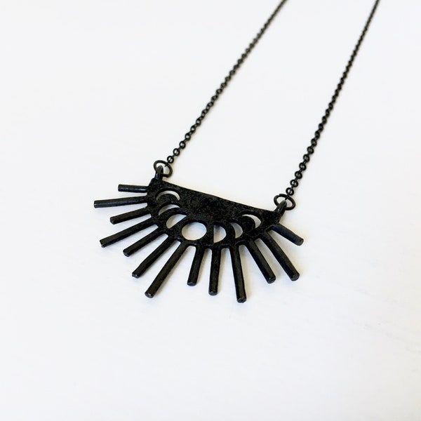 Art Deco Sunburst Mond Mondphasen Anhänger Kette Halskette mystisch schwarz mattschwarz