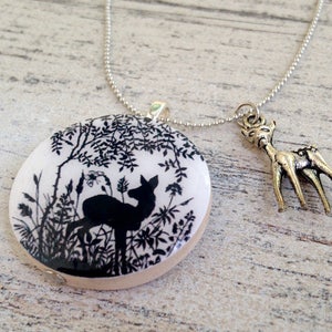 Bois cerf dans la forêt pendentif collier silhouette féerique noire blanc image 2